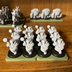 Picture of print of Dwarves with Hammers (pre supported)