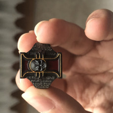 Picture of print of 40K Inquisitor Insignia Ring