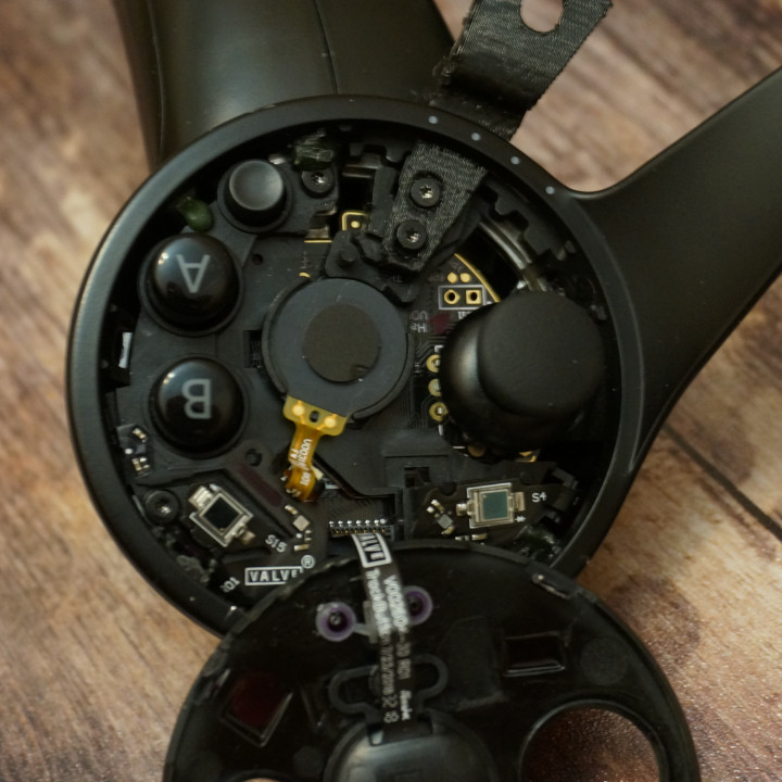 Valve index knuckles hinge for attaching the strap