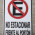 Aviso Prohibido Estacionar frende al Portón image