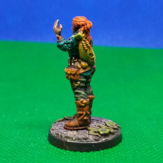 Picture of print of High elf enchantress with magical prosthetic arm