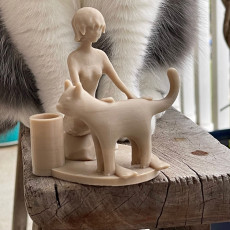 Picture of print of Girl and cat pen holder