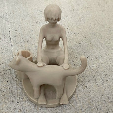 Picture of print of Girl and cat pen holder