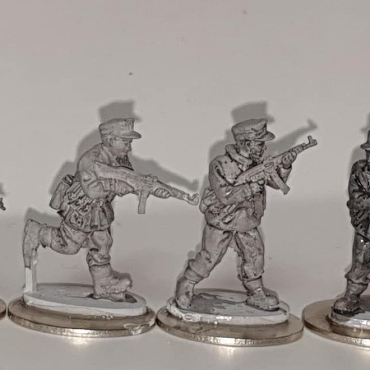 $8.00GEB09 German Mountain Infantry with Stg44 advancing 20mm