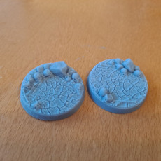 Picture of print of LegendGames 32mm round Skull and Cracked Earth Bases x5