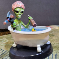 Picture of print of Armed alien in his bathtub with floating duck (5) (+ pre-supported version & rounded base) - SF Warhordes ET extraterrest Confrontation