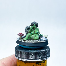 Picture of print of Camélia the goblin girl - sitting 32mm scale