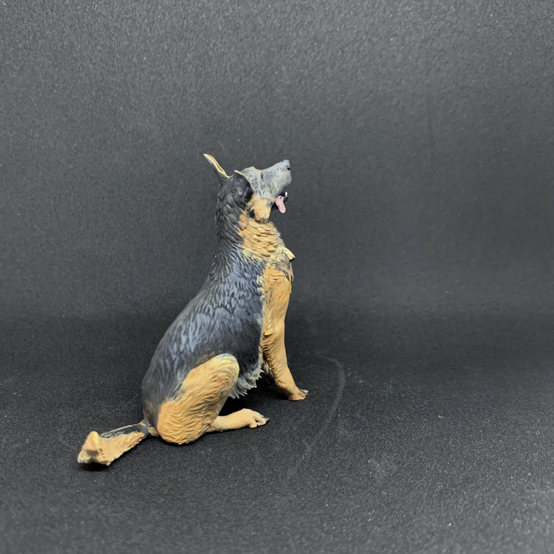 3D Printable German Shepherd dog sitting - pre supported by Dino and Dog